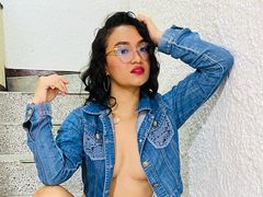 EmilyyHot LiveCam