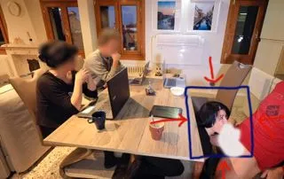 PUBLIK EXTREM! GEILEN SCHWANZ UNTER DEM TISCH ZUM SPRITZEN GEBRACHT