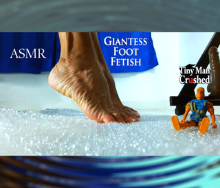 🦶🫧 Riesenfuß-Fetisch - ASMR Luftpolsterfolie mit Winzigem Soldaten 🪖👣💦