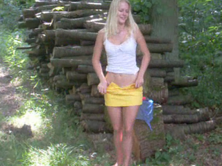 Im Wald mit dem Dildo gefickt