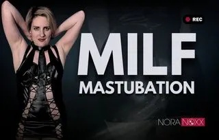 Blonde MILF in schwarzen Dessous macht es sich bis zum Höhepunkt