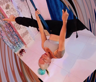 Akrobatische Aerial Yoga mit Hängematte 🧘‍♀️⚡🪢