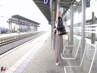 MITTEN IM ZUG IN FOTZE UND ARSCH GEFICKT!!