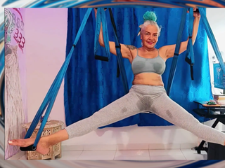 🧘♀️🔥 Flexible MILF macht verrückten Aerial-Yoga-Spagat – Beine weit gespreizt 🍑💦