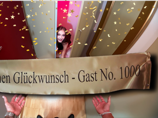 Ein ganz Spezieller Hotelservice - der 1000ste Gast bekommt ne Dame zum Fick!