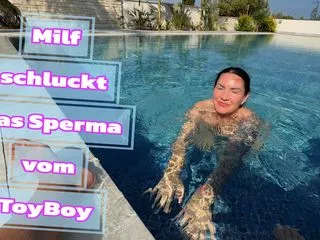 Milf schluckt das Sperma vom ToyBoy
