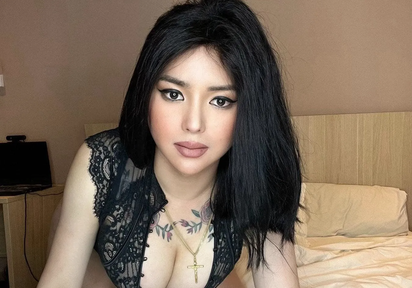 ShaiHugeSelfsuck - Grosse Brüste