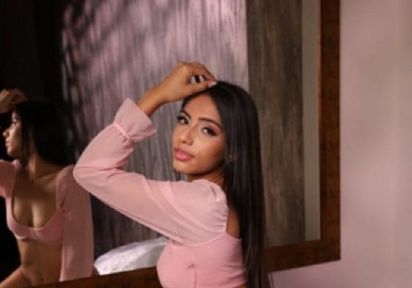 Sexcam von AnnyaHadid komm und besuche sie live im Sexcam Chat
