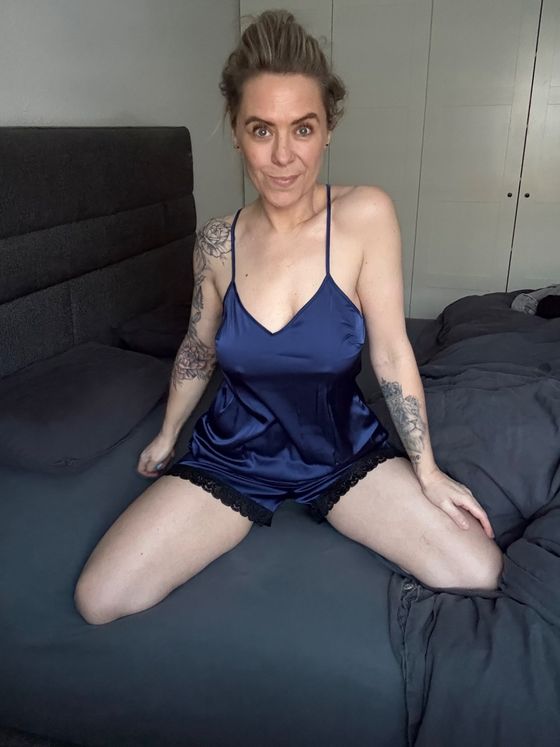 Moin mein Geiler😊 Augen auf und schon hart? Gut… weil ich schon auf dich warte vor der Cam!