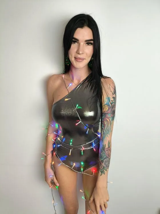 Ich bin schon in Weihnachtsstimmung! Möchtest du meinSanta sein? Ich war dieses Jahr brav … oder auch nicht …Was magst du mehr!  Du kannst mir mein Geschenk geben. Ich habe auch etwas  geiles für dich.!!!