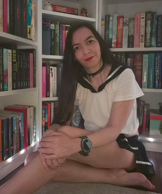 Neben Erotik und S*x sind Bücher meine große Leidenschaft. Umzingelt von diesen fühle ich mich einfach wohl - auch in einem 🔥 Outfit und mit roten Lippen 💋

Welche Leidenschaft hast du?