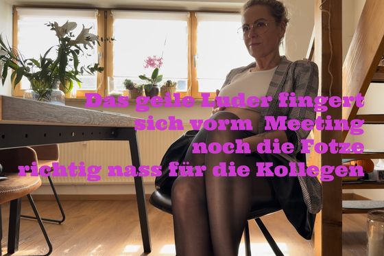 Geiles Luder fingert sich vorm Meeting noch die Fotze nass🔥