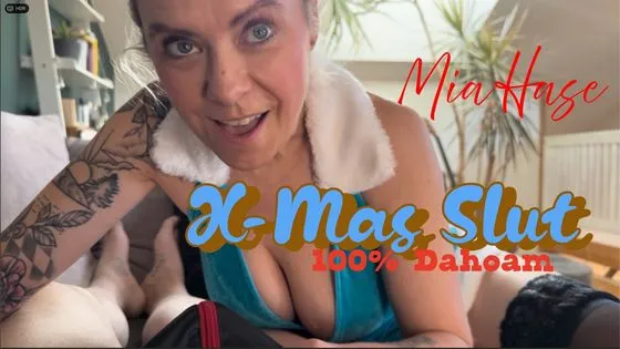 Lust auf VIDEO? 🔥 Mia die geile X-Mas Slut holt sich das was sie braucht🔥
