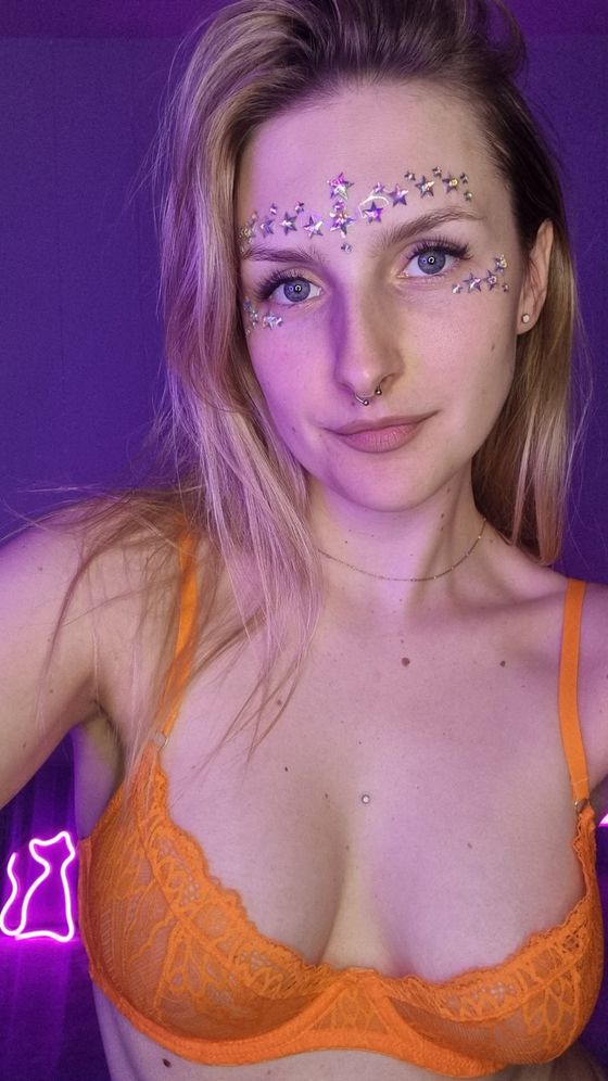 A little too close? 😏📸