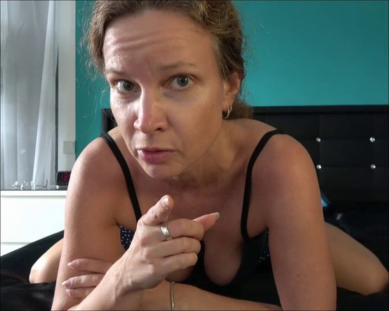 An meinem Finger hängt gleich noch was anderes ;) Was? Das erfährst du in meinem Video: 'Meine Finger sind so schleimig'