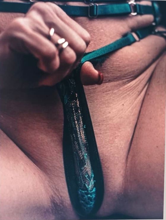 Would you like to see what is under ?💦 👅😘