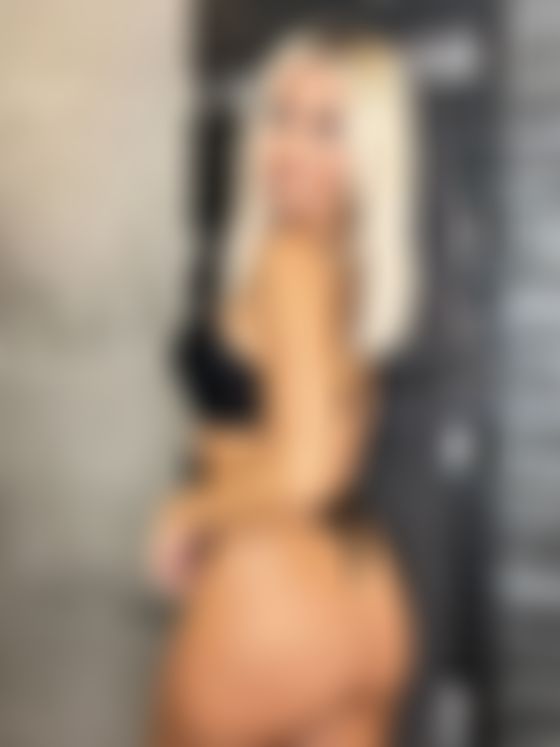 Jetzt online! Schick mir ein heißes Bild von dir :) Ich habe gerade Lust auf.... Traust du dich ? 