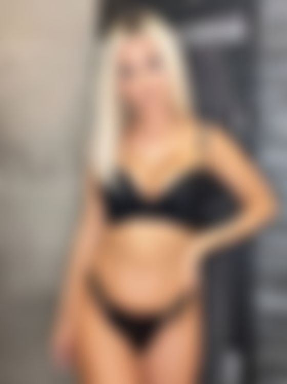 Jetzt online! Schick mir ein heißes Bild von dir :) Ich habe gerade Lust auf.... Traust du dich ? 