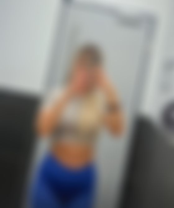 Ich bin jetzt online! Komm und pack mir die Fitness Klamotten aus!