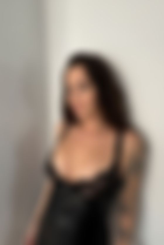 Ein bisschen Spitze, ein bisschen Blick… und der Rest bleibt Fantasie 🖤