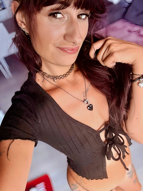 😈 “Du hast bis hierher geschaut… Jetzt zeige ich dir, warum sich der nächste Klick lohnt. 🖤”