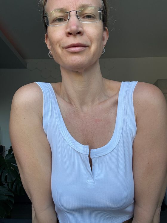 Bei dem Wetter: so wenig Klamotten wie möglich. Hab ich etwa zu viel an?

In this weather: as few clothes as possible. Am I wearing too much?