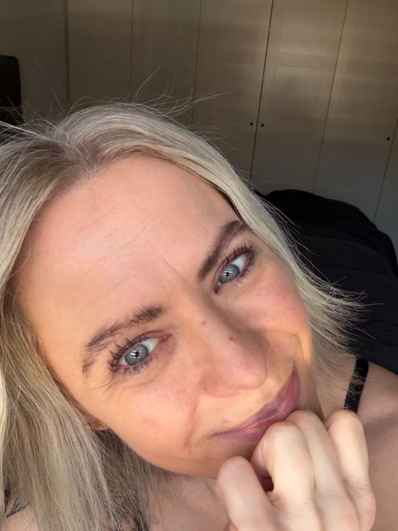 Guten Morgen! 💋 Meine Augen schauen dich tief an – voller Lust und Verlangen, das dich sofort hart macht. Ein Blick, und du gehörst mir…😈