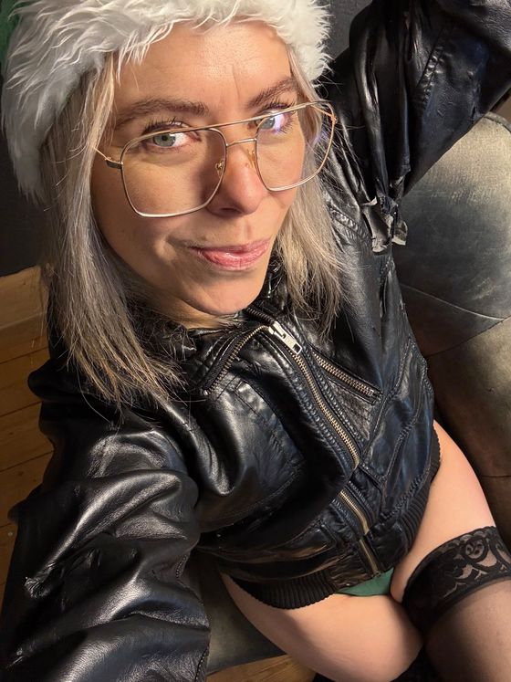 Snowy outside, spicy inside. ❄️🔥 Bis heute Abend Jungs! Wir sehen uns zum abspritzen💦🔥🎄