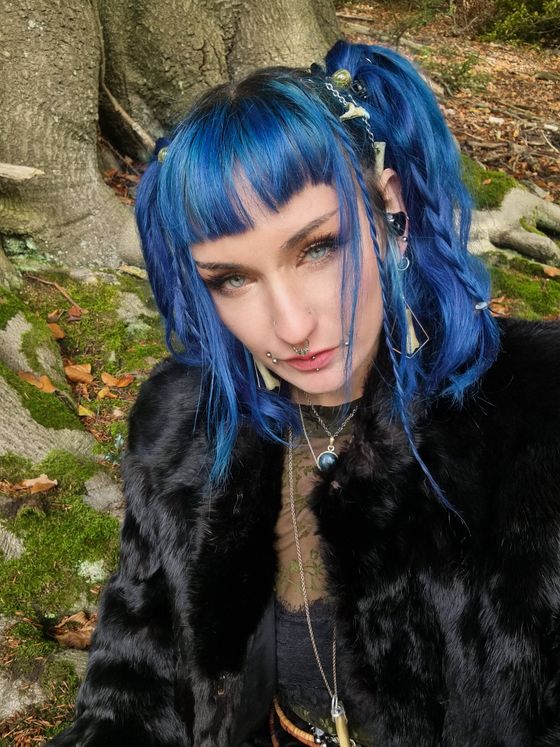 TITTEN ABBINDEN im WALD, NADELRAD & GOTHGIRL PISST & fickt sich mit STEIN