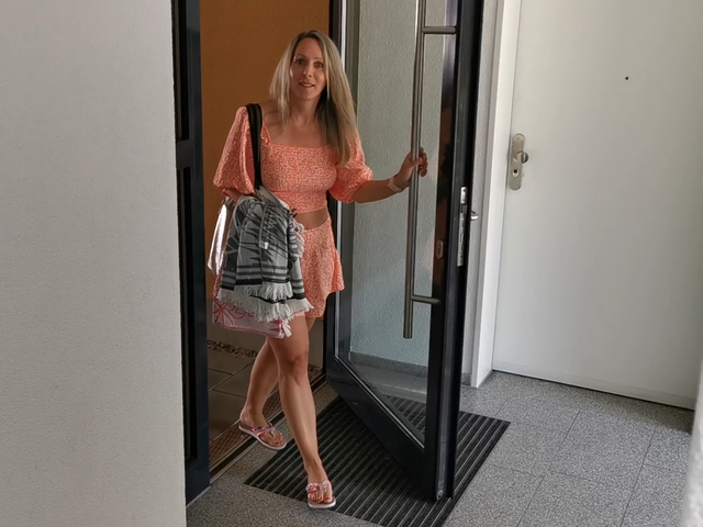 Fickgeilen Nachbar abgeschleppt während seine Frau kocht