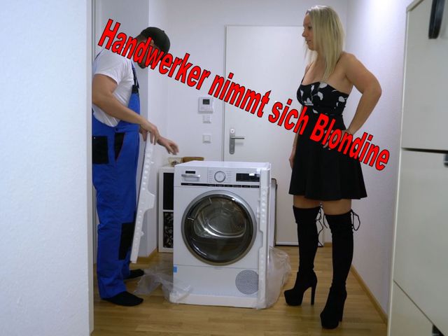 Handwerker fickt die arschgeile Schlampe
