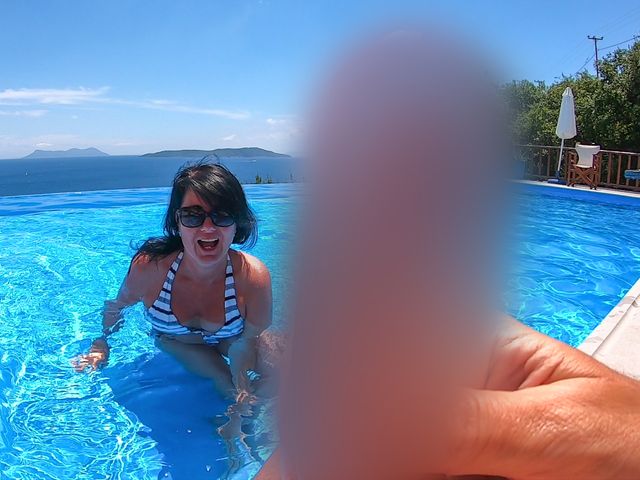 FREMDSCHWANZ IM POOL PUBLIK ABGEBLASEN!
