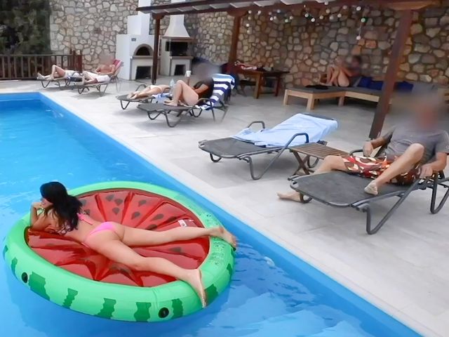 IM HOTELPOOL VOR ALLEN GÄSTEN GEFICKT!
