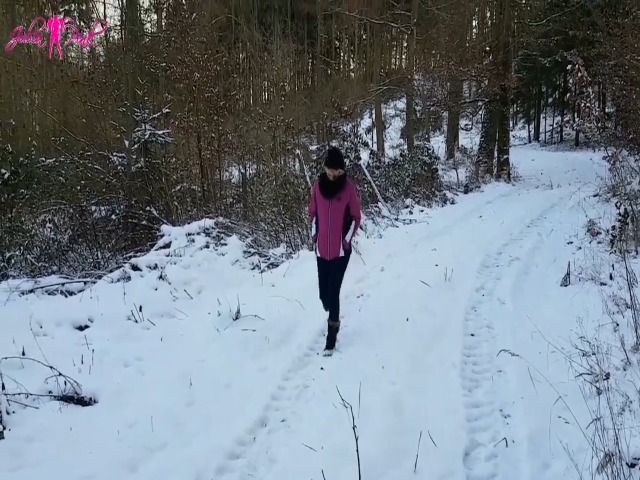 Pissen im Wald